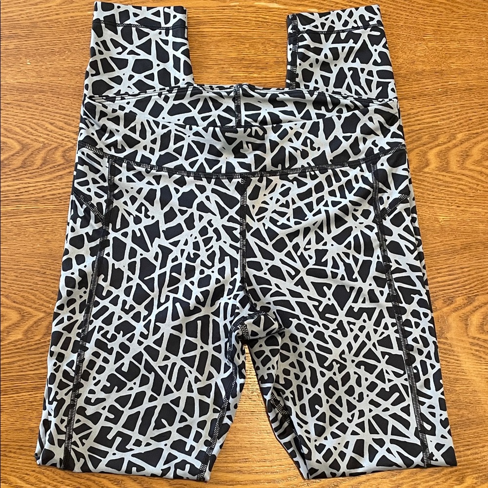 Under Armour Compression Leggings Black/Gray Patterned (size M)
